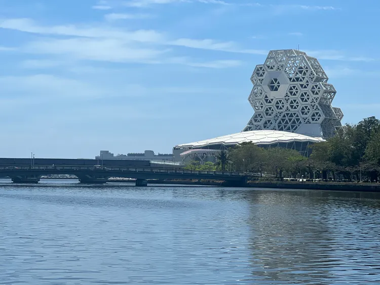 愛河灣周邊為高雄知名觀光景點，也是亞洲新灣區核心地段。葉家銘攝