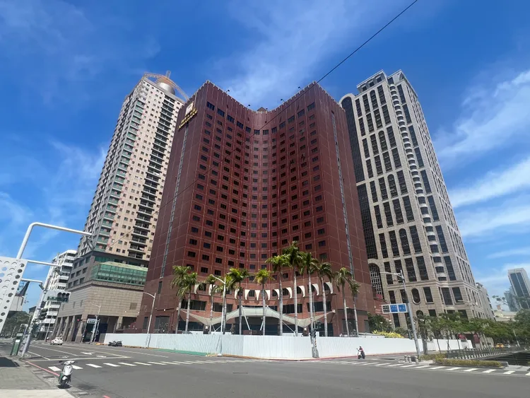 愛河風景區周邊包括國賓改建案或京城建設推百坪豪宅「京梧桐」，購屋門檻極高。葉家銘攝