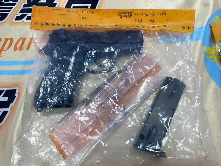 警方查獲改造手槍1把、子彈數顆等贓證物。翻攝畫面