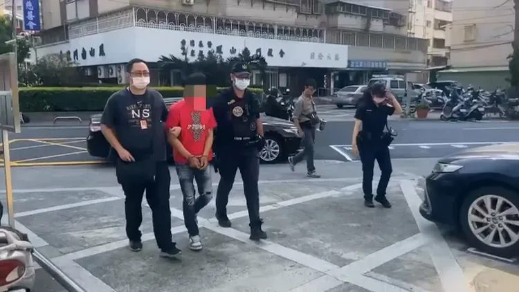 吳男被移送臺灣高雄地方檢察署，發監執行。翻攝畫面