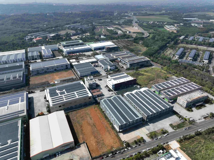 嘉義佐登妮絲城堡觀光工廠周邊鄰近廠房，均已裝設屋頂太陽能板。傅志男攝 地球公民基金會提供