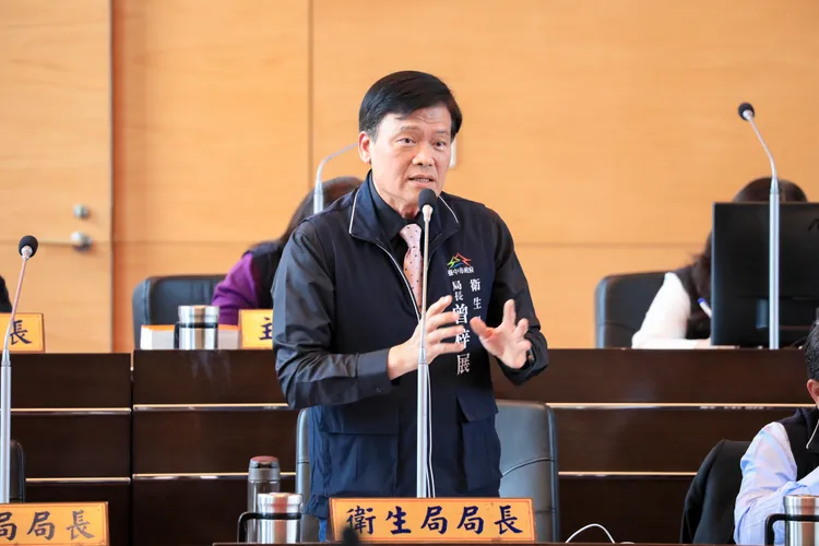 台中市衛生局長曾梓展針對行政院公布的專家會議結論提出說明。市府提供