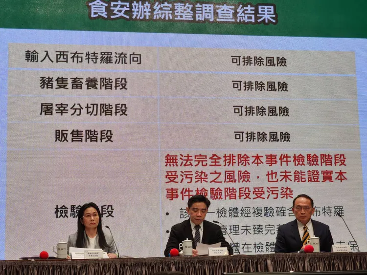 （左起）衛福部食藥署署長吳秀梅、食安辦主任許輔、農業部檢疫署副署長徐榮彬今早召開記者會。施智齡攝