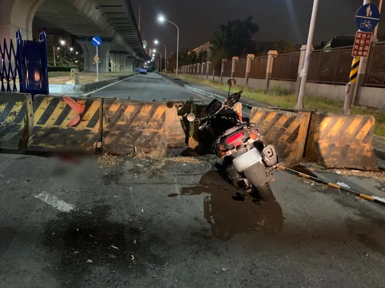 騎士自撞水泥製紐澤西護欄，傷重不治。翻攝畫面