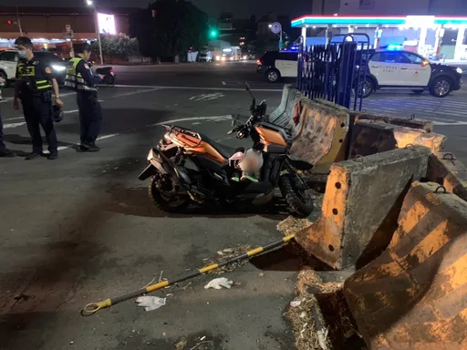 機車騎士自撞護欄不治!誰是管理機關?航港局工務局拉鋸中