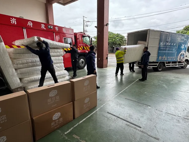 八德消防分隊獲贈30套床墊寢具。八德消防分隊提供