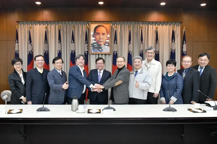 鄭文燦今天主持溝通會議。行政院提供