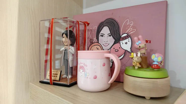 陳菁徽如今有了新身分，但也不忘將過往個案送的小禮物帶到立法院。彭欣偉攝