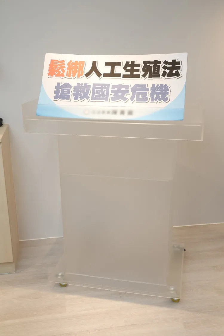 陳菁徽的友人集資買了一個1:1複製質詢台給她，讓她有時間可以練習「拍桌」。彭欣偉攝