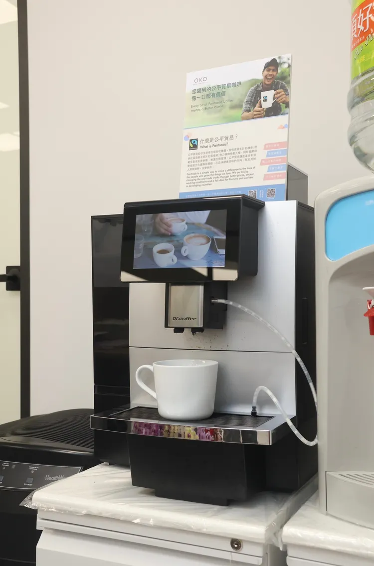 陳菁徽的辦公室擺著一台「公平交易咖啡機」，就連衛福部官員來拜訪，她也趁機介紹。彭欣偉攝