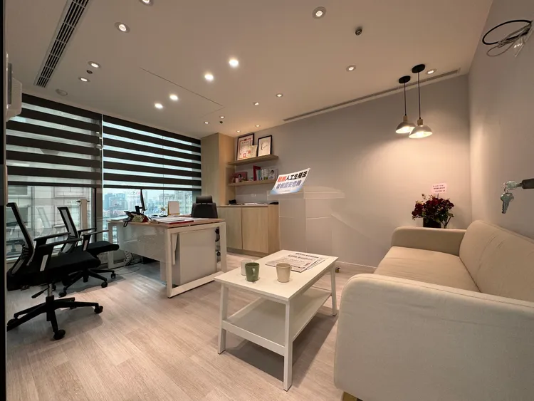 陳菁徽的個人辦公室，宛如是小型諮詢室。彭欣偉攝