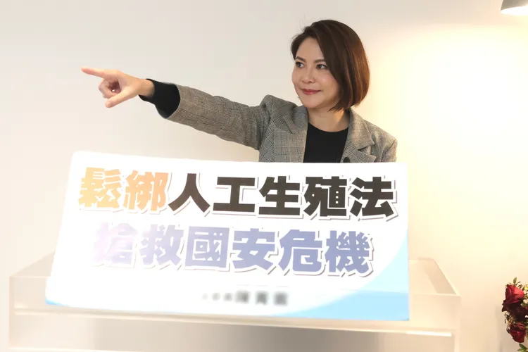 陳菁徽現場模擬質詢官員，但也笑說演不出拍桌的激動畫面。彭欣偉攝