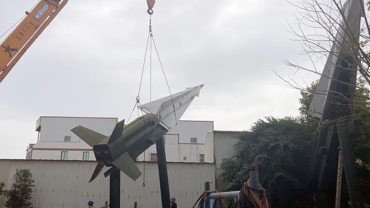 國防部7日委託業者拆除陳列在彰化縣北斗鎮思恩公園的3枚勝利女神飛彈，現場以吊車協助將飛彈吊離，將運往台中市太平區坪林營區安放。（民眾提供）中央社