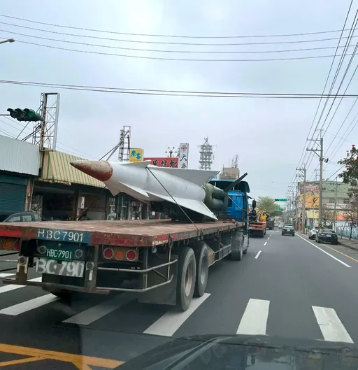 拖板車載巨型飛彈趴趴走 竟是勝利女神「鎮煞」結束要回營
