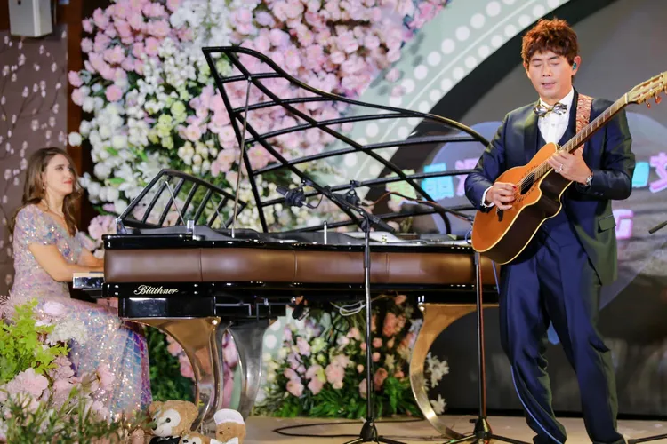 新娘彈鋼琴，新郎彈吉他，特別合拍。翻攝黃品源臉書