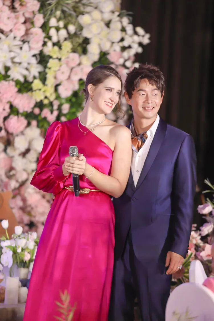 艾琳換上桃紅削肩禮服，與黃品源放閃。翻攝黃品源臉書