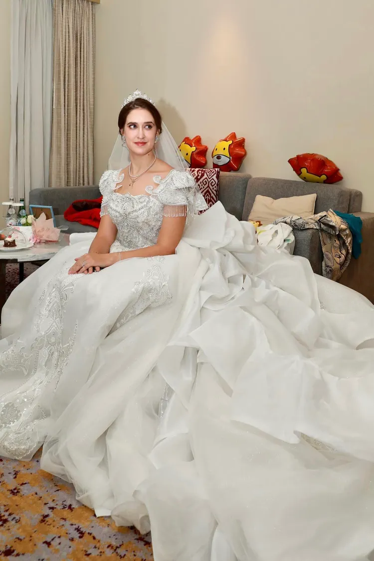 艾琳婚紗走古典宮廷風。翻攝黃品源臉書