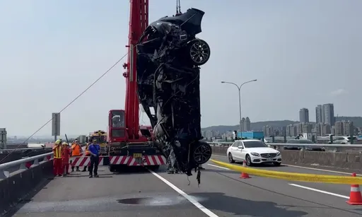 離奇車禍!國1自撞「車墜17米」落基隆河 「車內有人」駕駛找到了