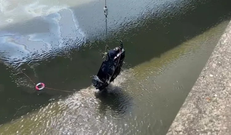 車輛吊起。翻攝畫面