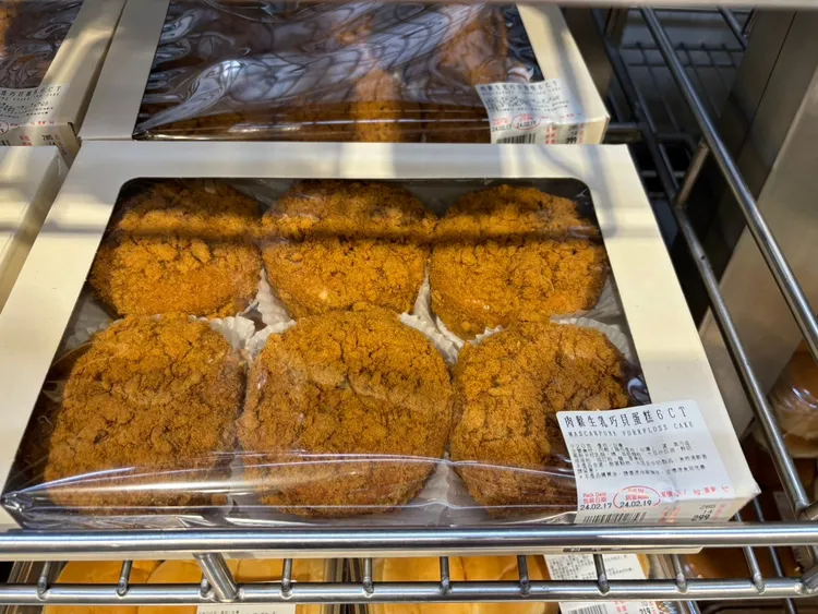 好市多「肉鬆生乳巧貝蛋糕」一盒6個，價格近300元左右。翻攝自臉書「Costco好市多 商品經驗老實說」