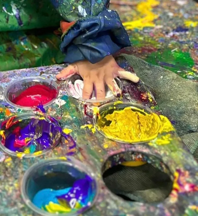 答案是還未滿2歲小女兒Jacinda的揮灑畫作。翻攝周杰倫IG