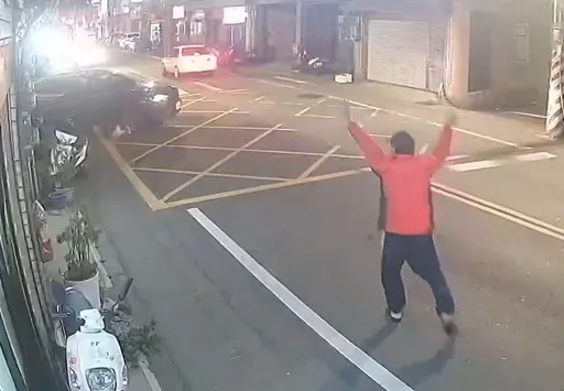 汽車巷口右轉未注意!女子遭輾壓輪下 驚險畫面曝光