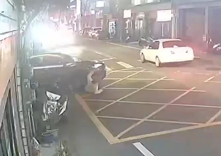 女行人遭車身輾過。民眾提供