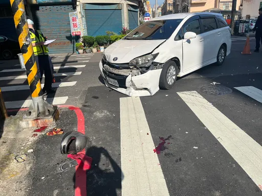 小客車撞機車!女騎士卡在小客車和電線桿中間 送醫搶救不治