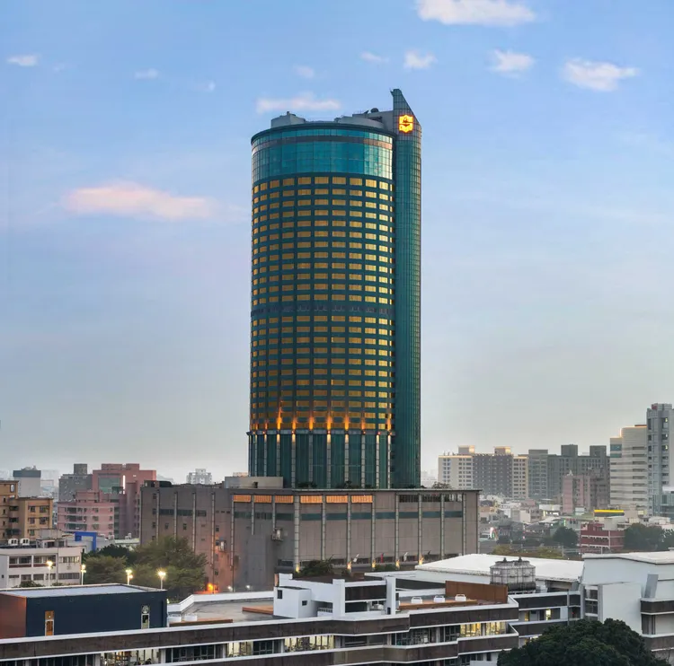 台南遠東香格里拉首波周年慶住房優惠以優享價預定雙人住宿尊榮客房不含早餐，平均每人最低1679元。業者提供