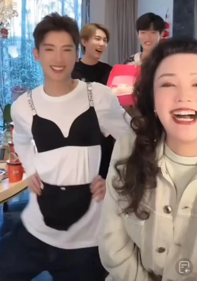 張蘭直播賣內衣，和男助理笑聲不斷。翻攝康熙萬事屋微博