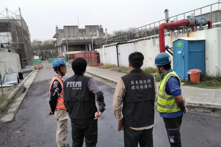 東北風挾境外污染物，屏縣環保局啟動空品不良應變。縣府提供