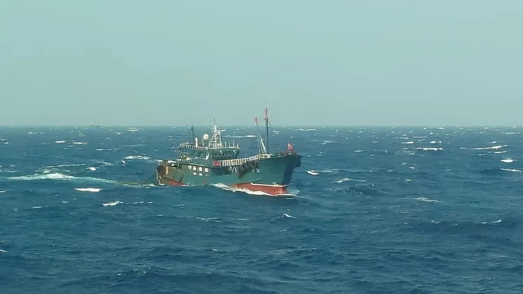 澎湖海巡驅離中國漁船。翻攝畫面