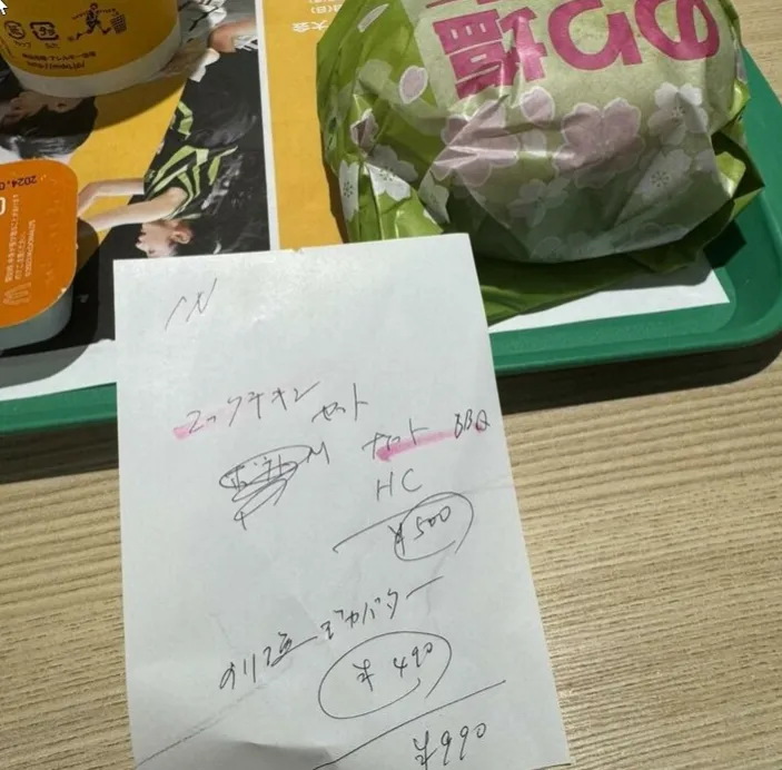 日本大阪麥當勞因收銀機系統故障，只好手寫收據給客人。