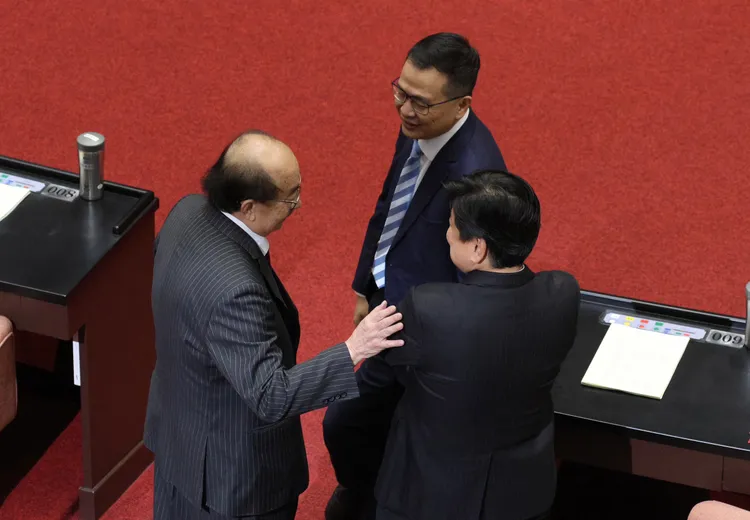柯建銘、傅崐萁兩人在議場交頭接耳，最終提案順利通過付委。彭欣偉攝