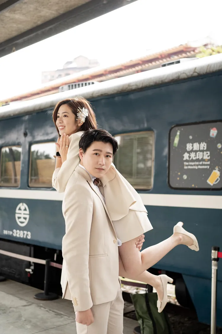 高壯的新郎劉家耀將學姐一肩扛起，黃瀞瑩表情相當甜蜜。取自黃瀞瑩臉書