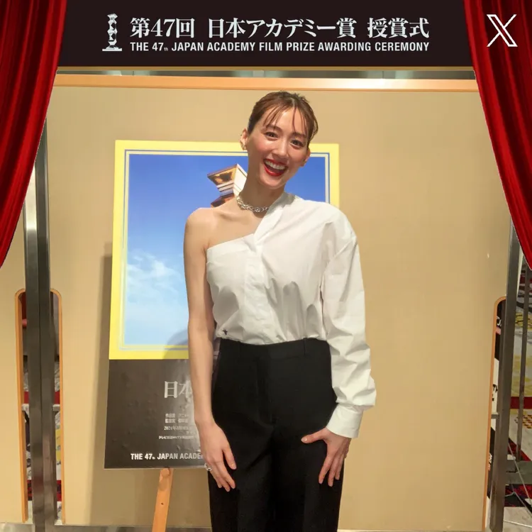 綾瀨遙露香肩。翻攝X@japanacademy