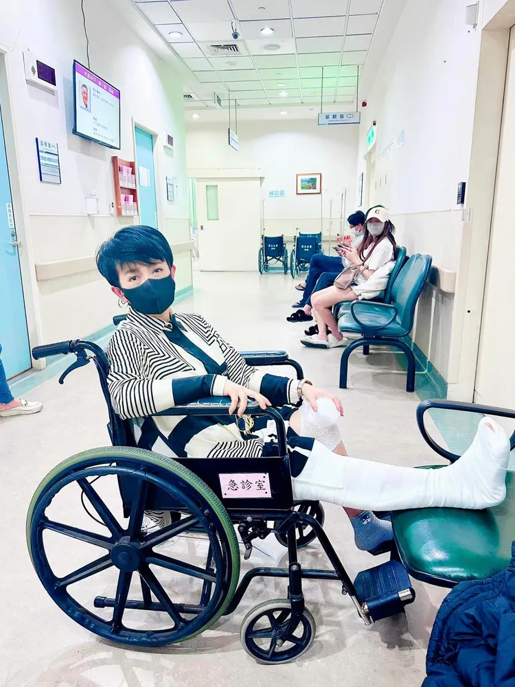 周思潔在臉書秀出右腳上滿石膏的照片。翻攝周思潔臉書