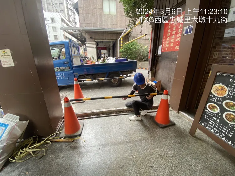 台中市政府在住戶同意下協助騎樓改善工程。市府提供