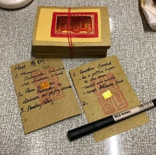 外國人拿金紙當便條紙，讓台灣人都嚇壞。圖／翻攝自爆廢公社