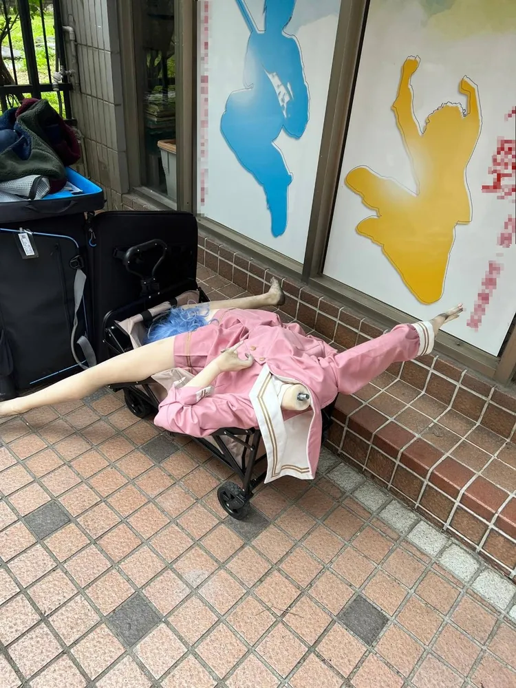 劇組用假人蓋白布拍片，住戶遠看誤以為有人跳樓輕生。翻攝畫面