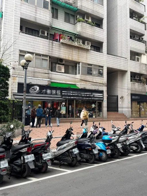 社區中庭有「蓋白布物體」　住戶嚇壞報警！原來是這麼一回事