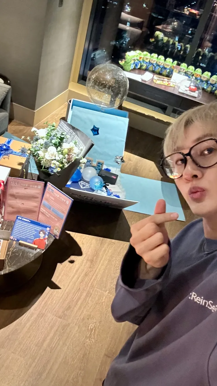 銀赫跟台灣粉絲準備的應援禮物自拍。翻攝銀赫IG