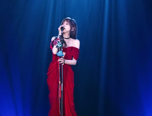 王心凌鏤空裝性感身材全都露 許願當沙發馬鈴薯失敗了