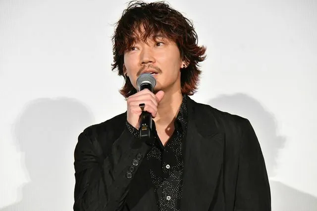 綾野剛（圖）遭東谷義和爆料，形象大傷。翻攝日テレNEWS NNN