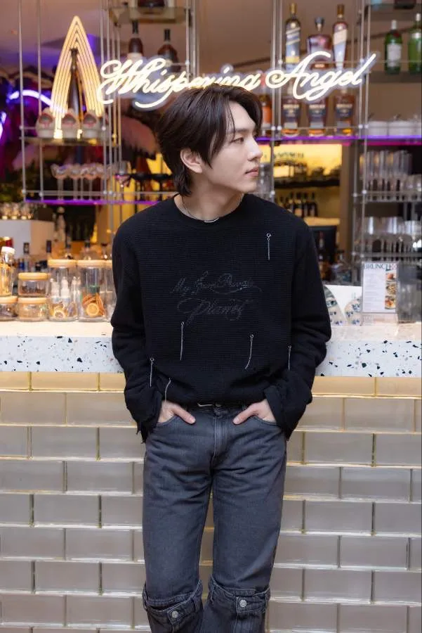 KINO當拿出手機，播放錄好的中文旁白給現場記者鑑定。星月文創提供