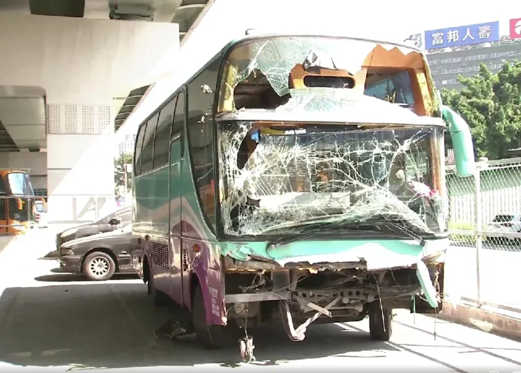 康橋中學交通車昨天在北市文山隧道內翻覆，造成車內10多名學生送醫，校方表示，今天有15位學生請假未到校，警方也針對車禍進行調查。警方提供