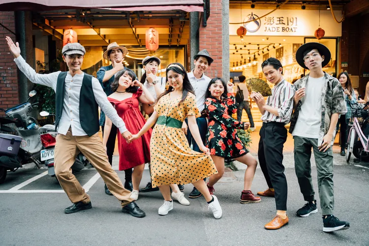 北市觀光活動補助4月1日起受理。圖為大稻埕國際藝術節變裝遊行。北市觀光傳播局提供