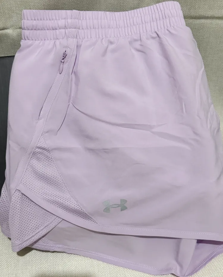 短褲設有拉鍊口袋使運動更便利。劉旻君攝