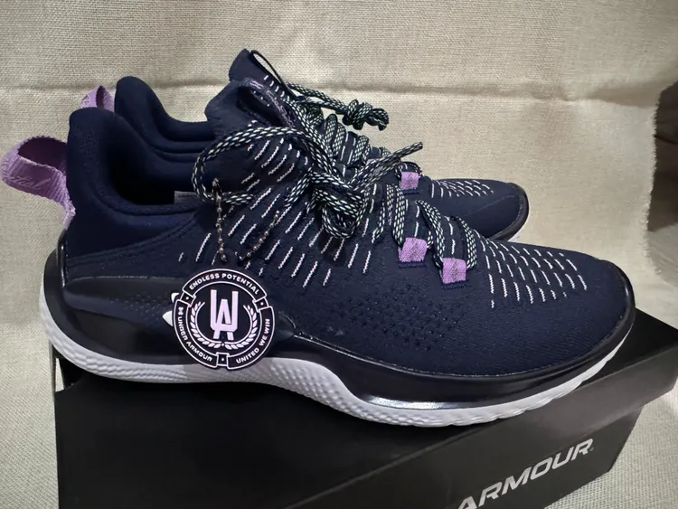 鞋帶處掛有致力提供女性運動員豐富體育資源的《UA W.I.L.L. 運動資源協會》LOGO墜飾。劉旻君攝