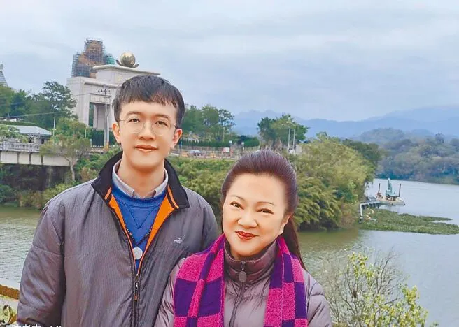 白冰冰和命理師沈泓王。陳孝志提供